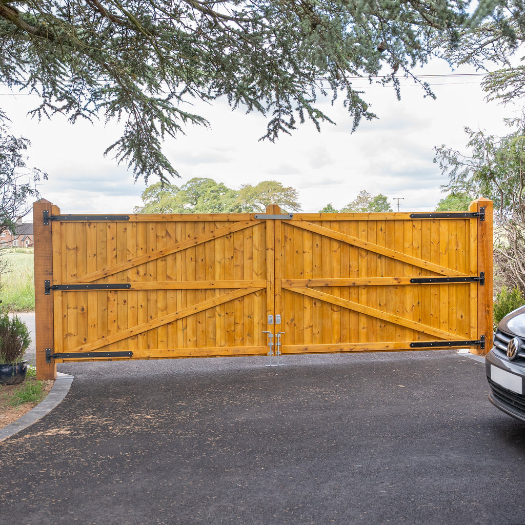 Highampton Scandinavian Redwood Mortise & Tenon Driveway Gate Pair