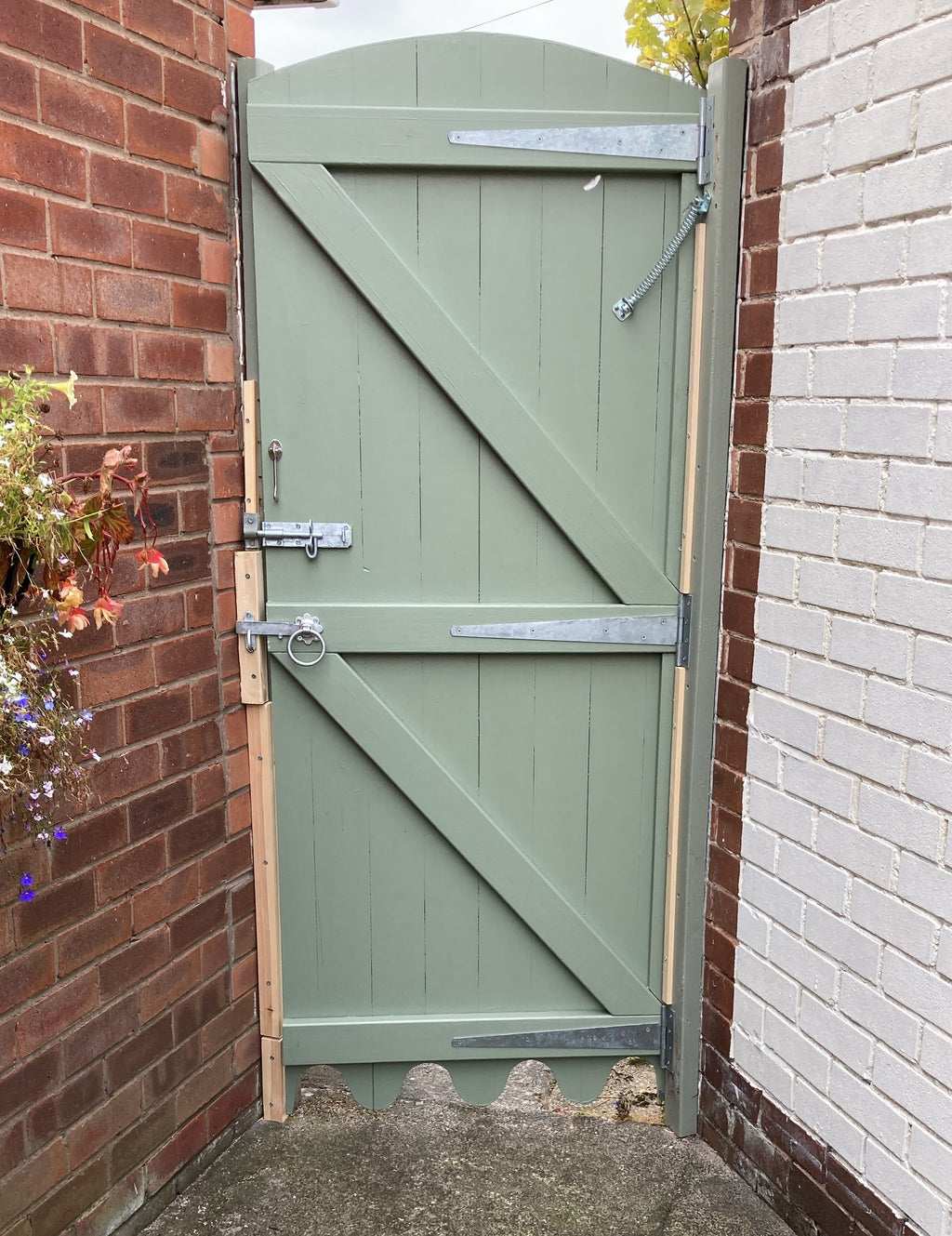 Instow Scandinavian Redwood Curved Top Tongue & Groove Side Gate (2.1m High)