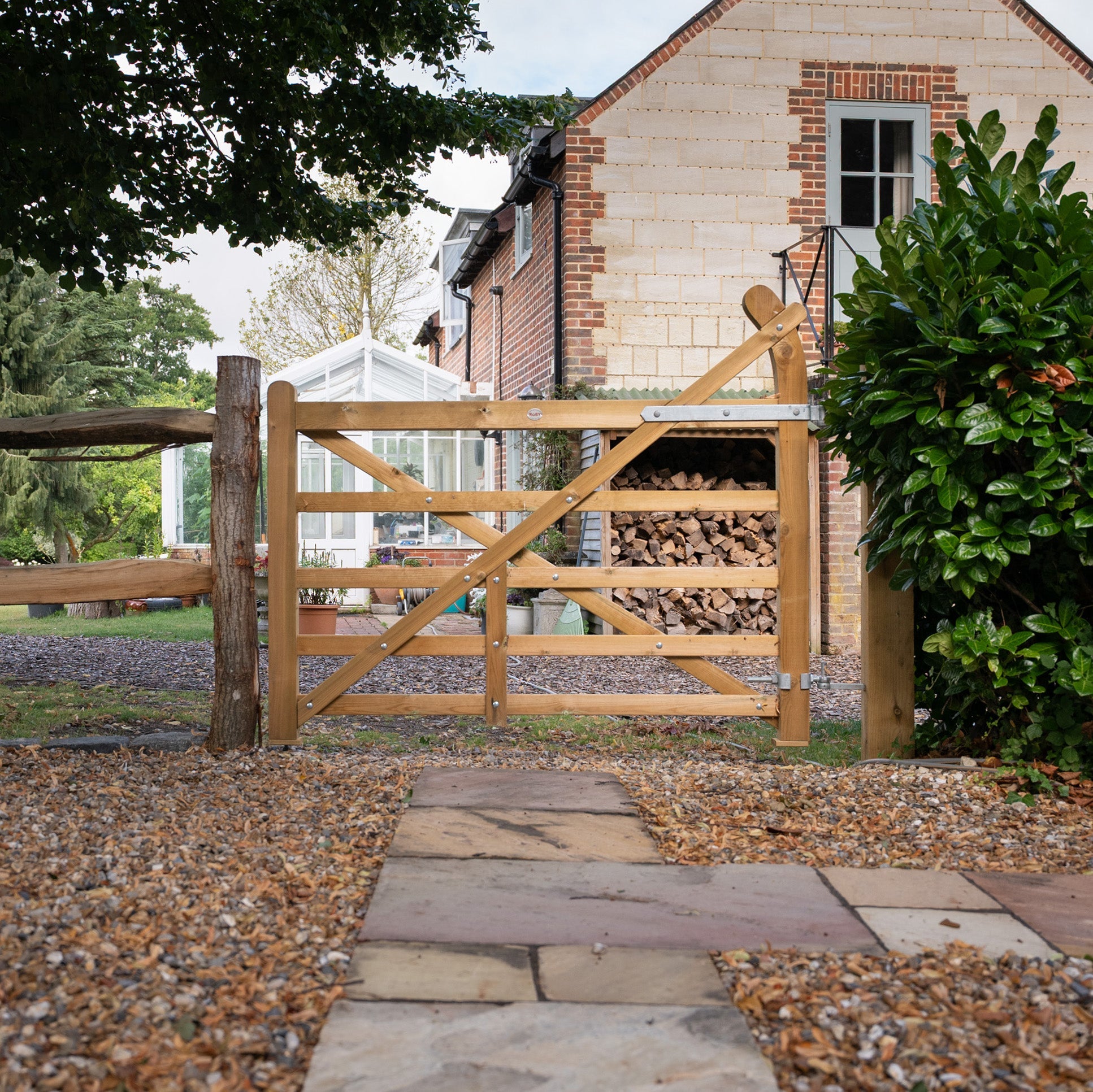 Exbourne Scandinavian Redwood Planed Curved Heel Gate