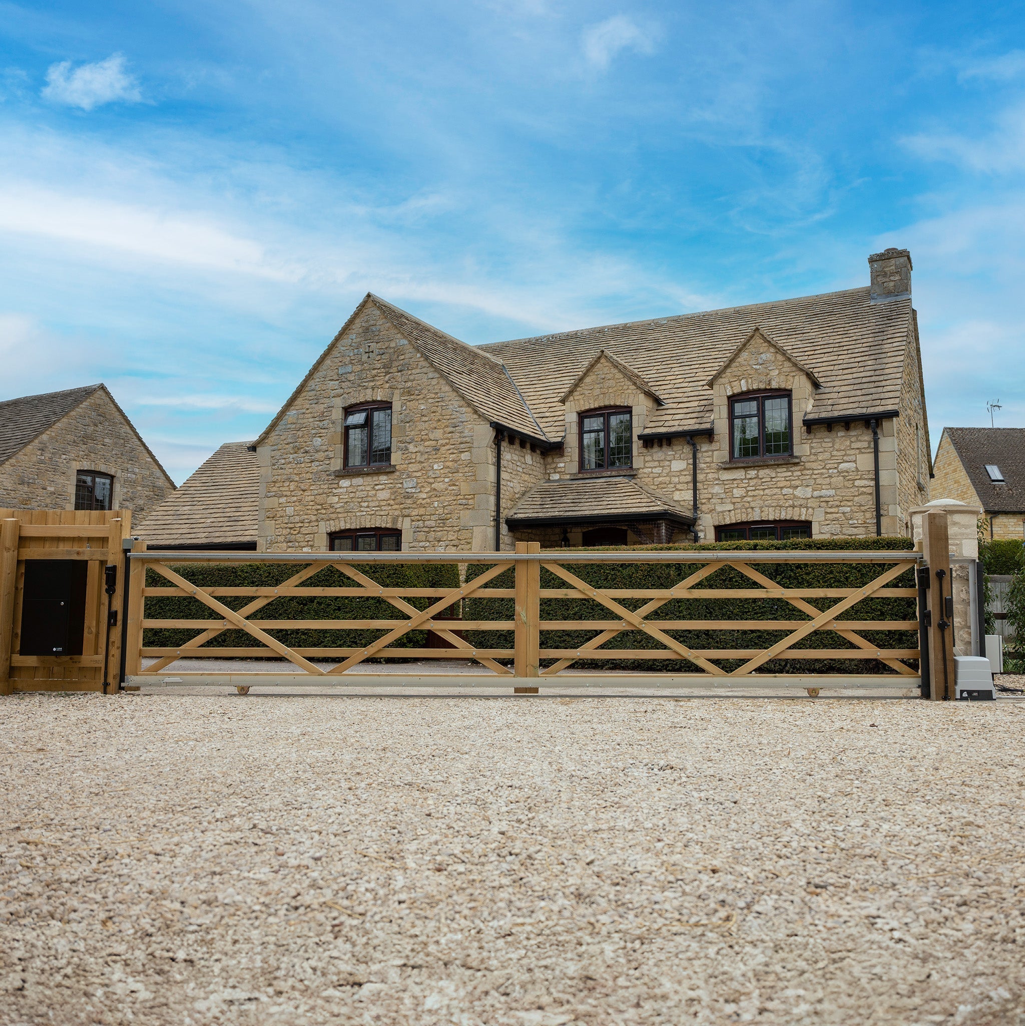 Planed Scandinavian Redwood 5-Bar Field/Driveway Gate