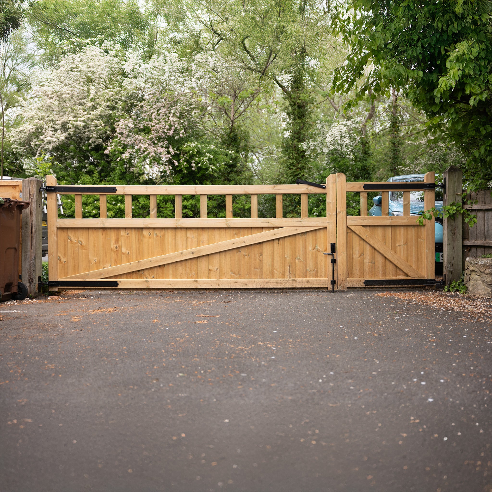 Cottage Scandinavian Redwood Mortise & Tenon 3/4 Split Driveway Gate Pair