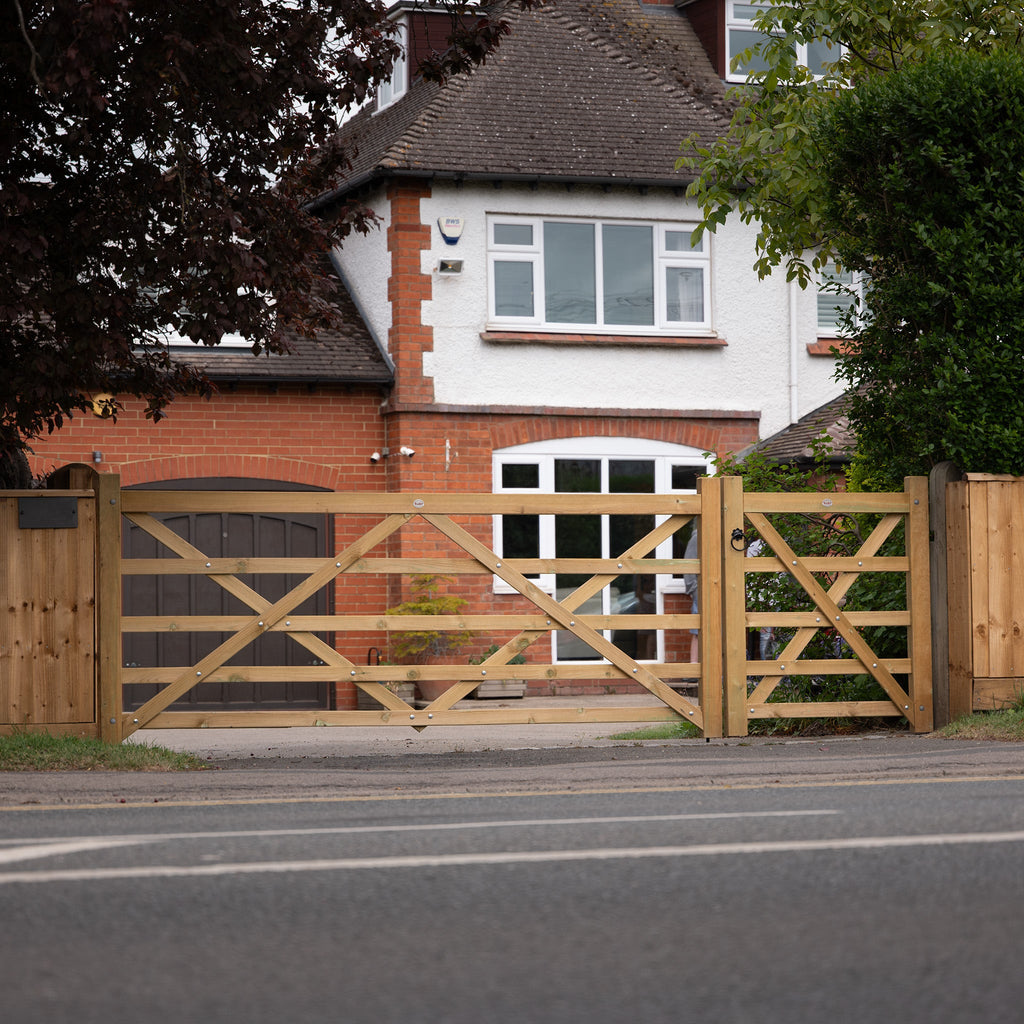 Planed Scandinavian Redwood 5-Bar Field/Driveway Gate