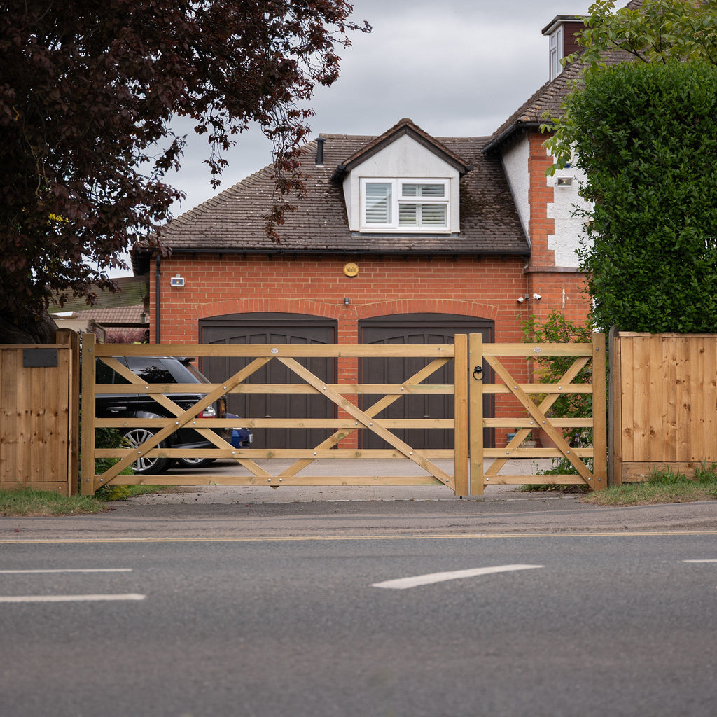 Planed Scandinavian Redwood 5-Bar Field/Driveway Gate