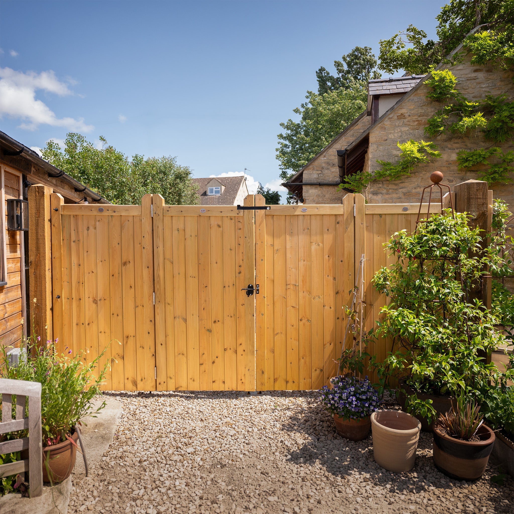Highampton Scandinavian Redwood Bifold 4-Leaf Driveway Gate