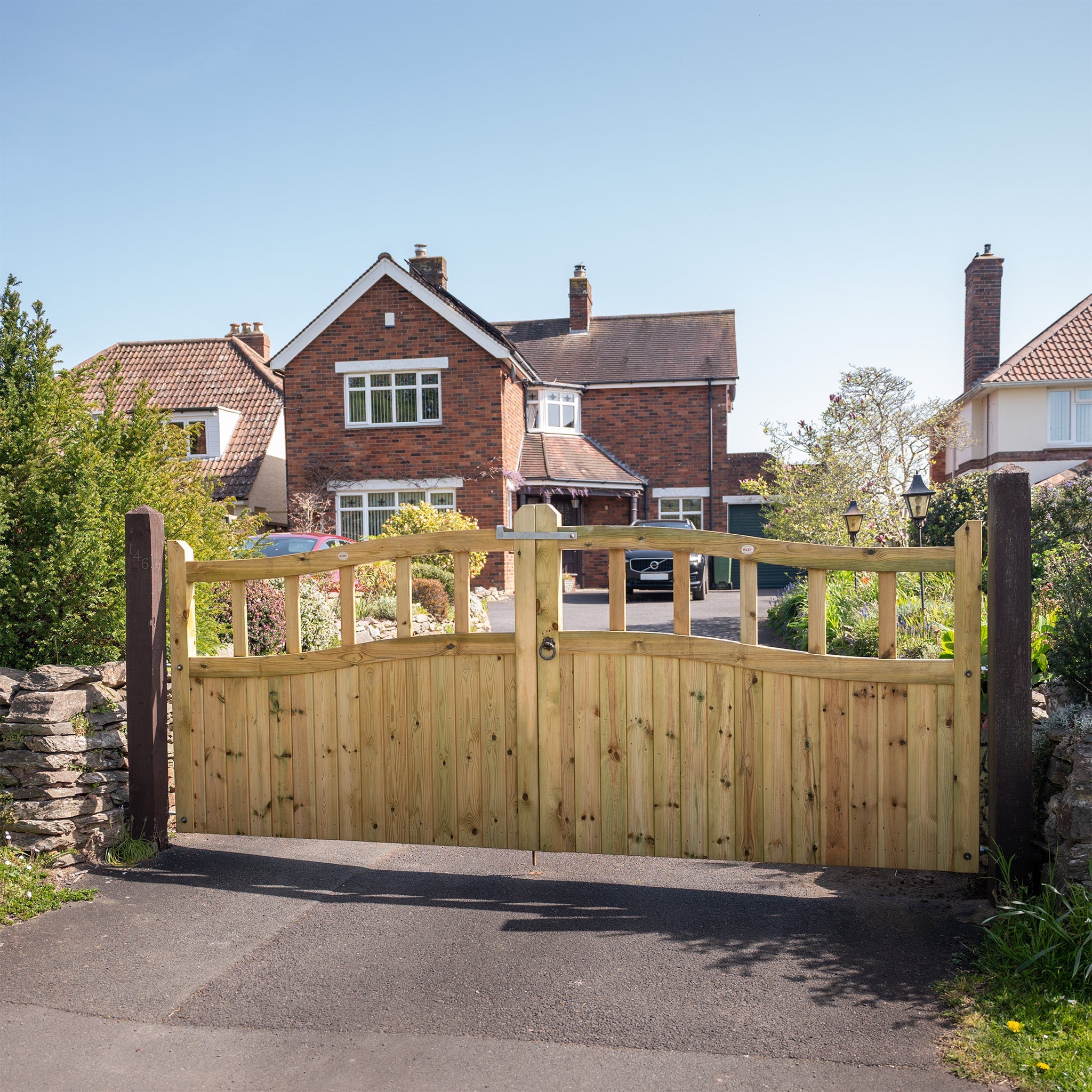 Swan Neck Cottage Scandinavian Redwood Gate Pair