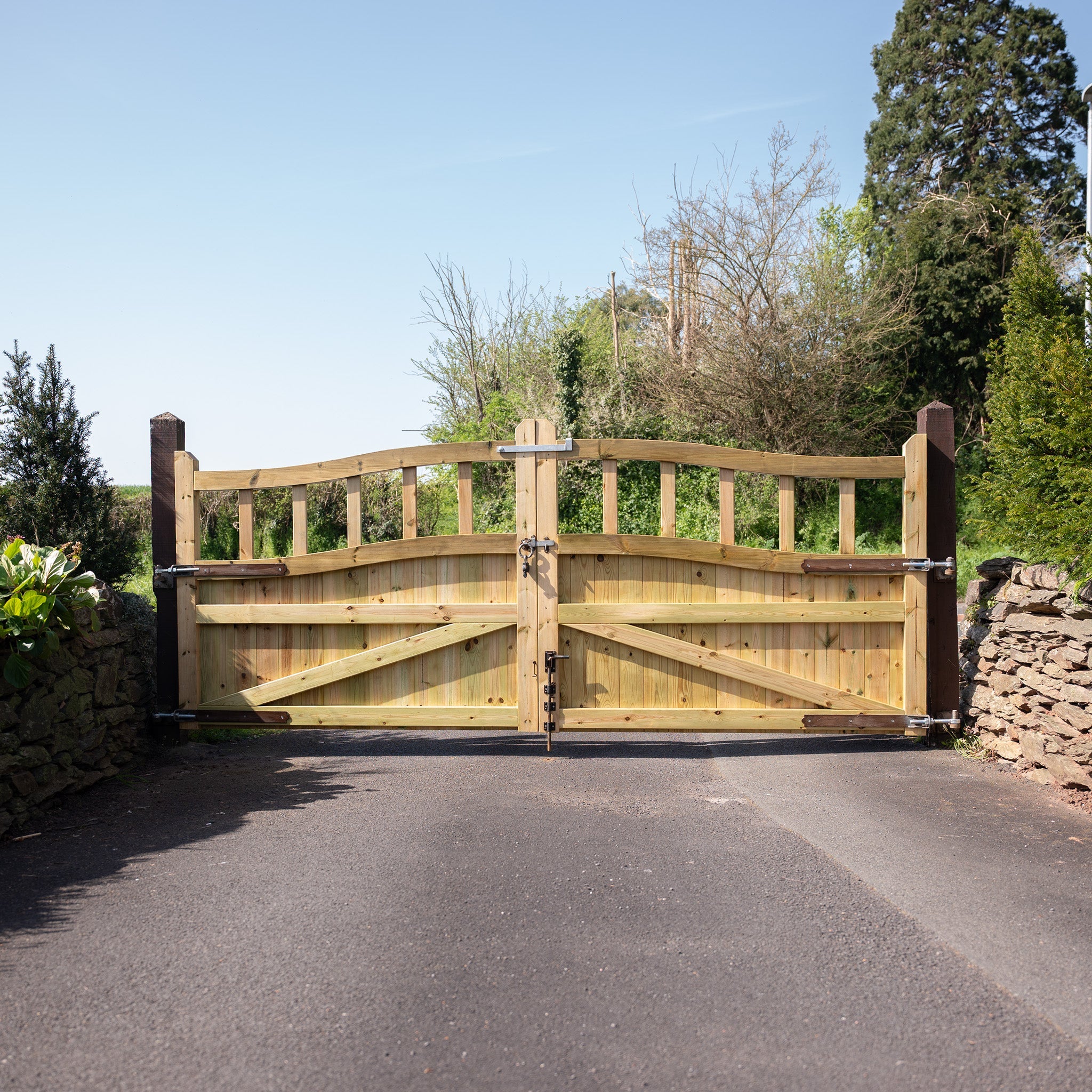 Swan Neck Cottage Scandinavian Redwood Gate Pair