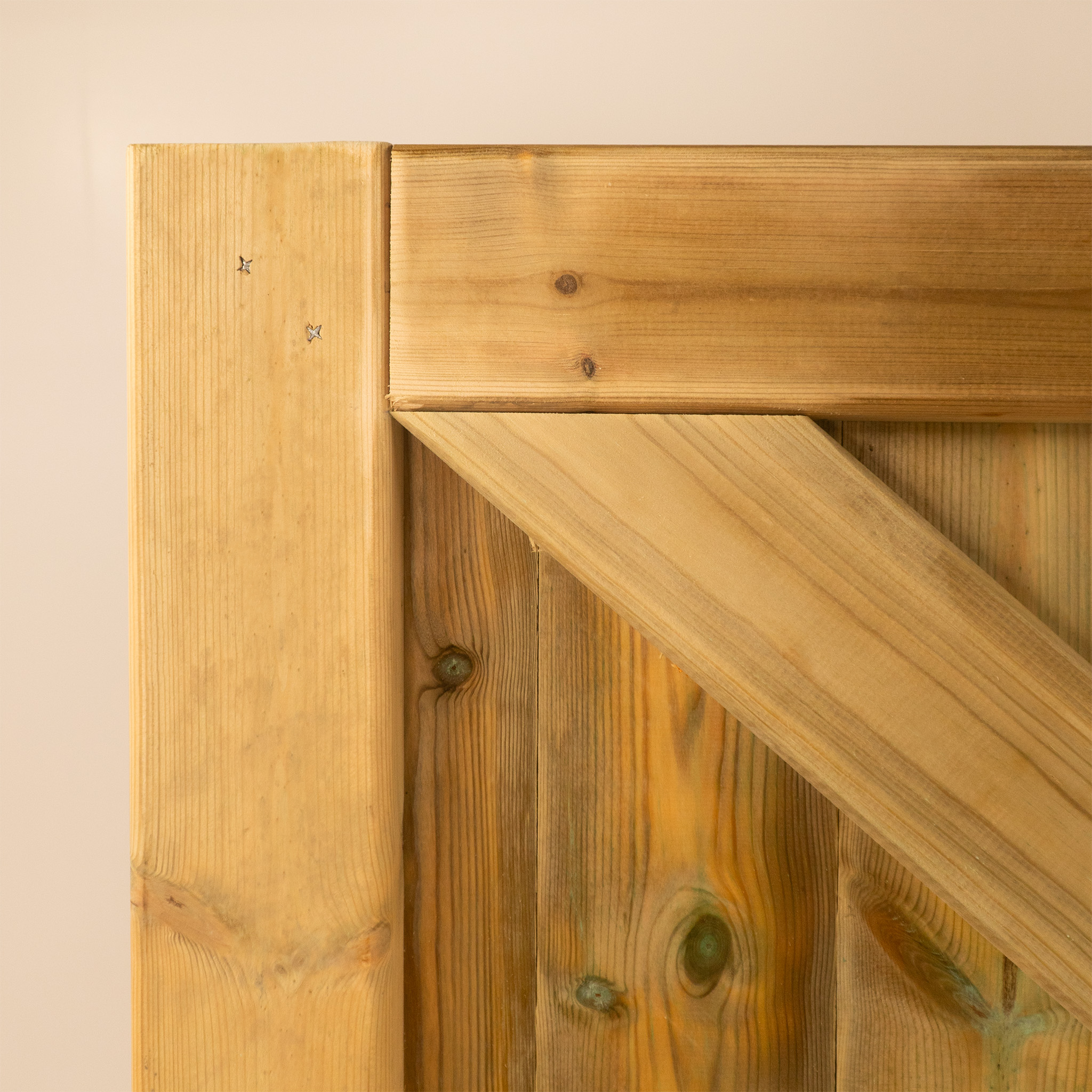 Croyde Scandinavian Redwood Bifold 3-Leaf Driveway Gate