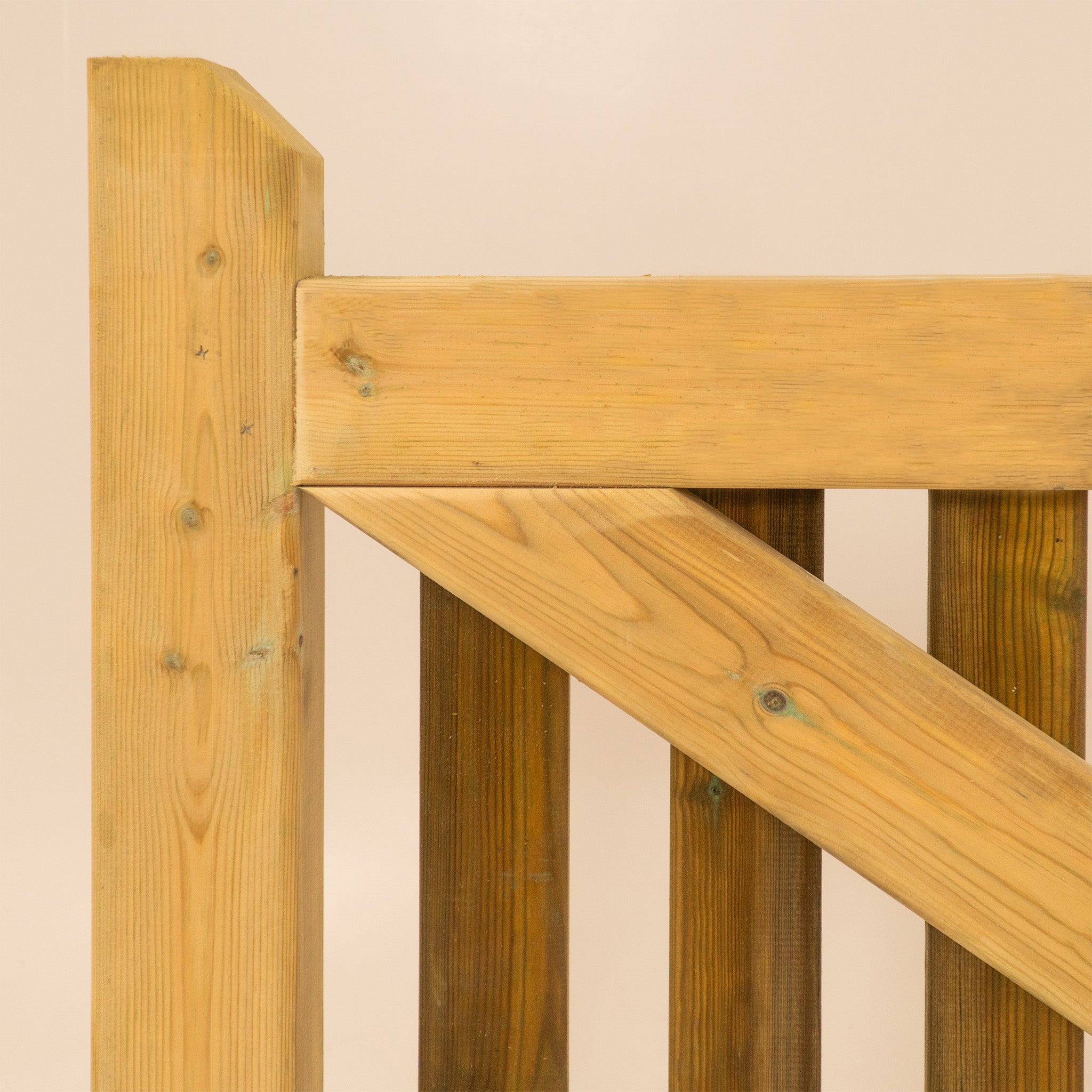 Salcombe Scandinavian Redwood Bifold 3-Leaf Driveway Gate