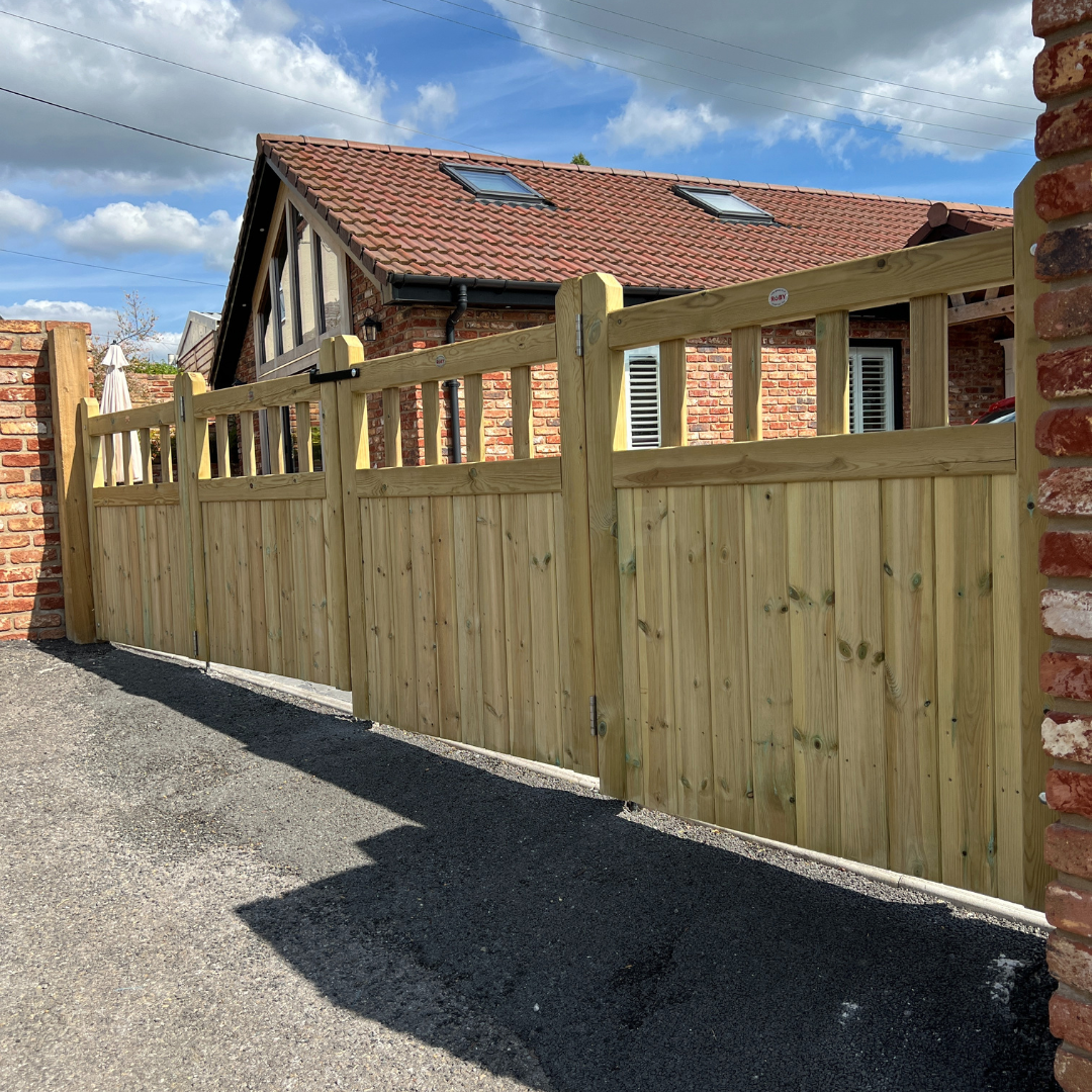 Cottage Scandinavian Redwood Bifold 4-Leaf Driveway Gate