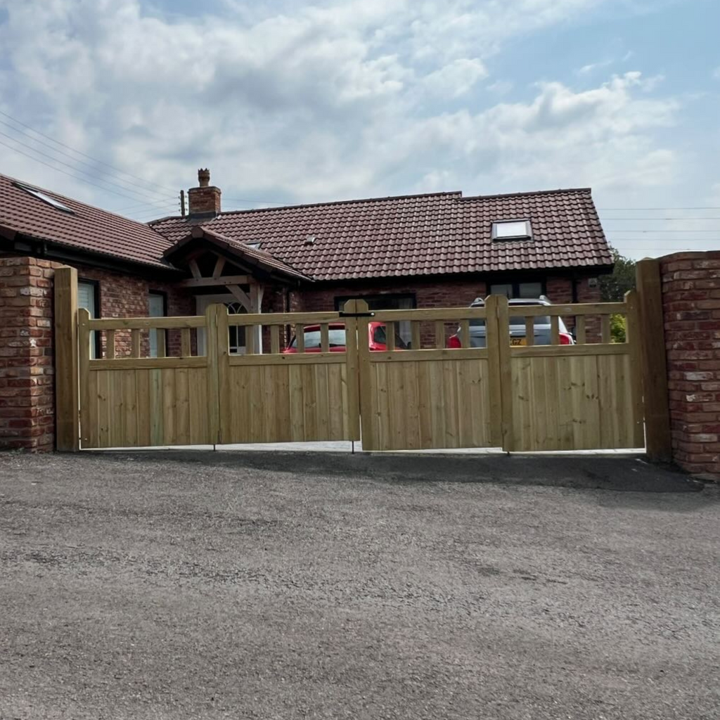Cottage Scandinavian Redwood Bifold 4-Leaf Driveway Gate
