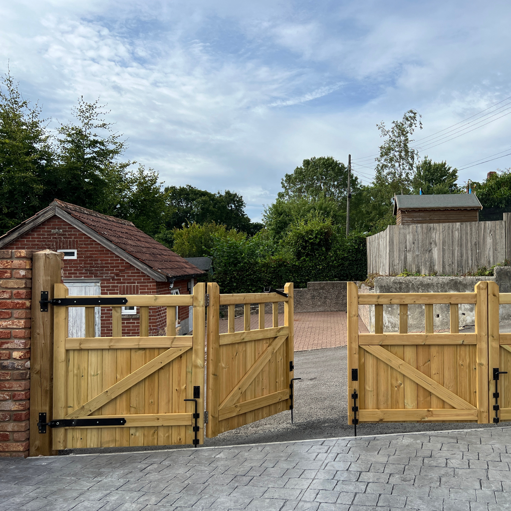 Cottage Scandinavian Redwood Bifold 3-Leaf Driveway Gate